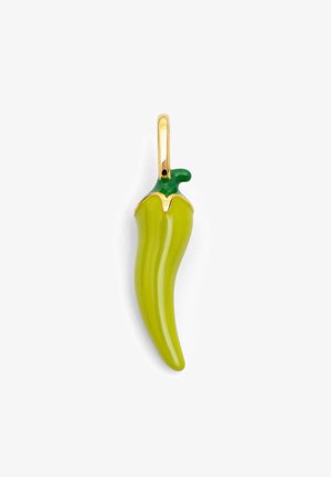 Groene paprika-vormige hanger met een glanzende emaille afwerking, met een vergulde bail en een donkergroen accent aan de bovenkant.