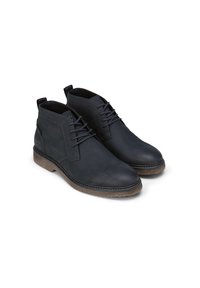 Bottes de cheville en cuir noir avec une finition lisse, bout rond, design à lacets et une semelle en caoutchouc texturé marron clair. Détails de surpiqûres simples.
