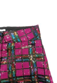 Borsa con paillettes in un intenso rosa vivace con un motivo a griglia. Presenta linee nere orizzontali e verticali, accenti multicolori e un dettaglio con logo.