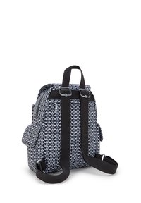 Mochila de patrón en blanco y negro que cuenta con un tejido duradero, dos correas para los hombros, un asa superior y bolsillos laterales para almacenamiento adicional.