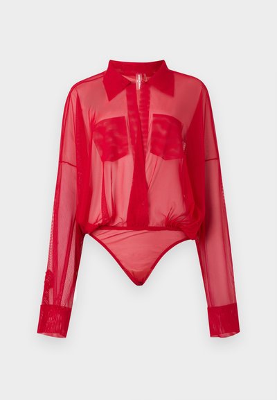 Karmiinpunane õhuke pikal varrukal bodi, millel on terav krae, sügav V-kaelus, kaks rinnataskut ja elastne allosa, mis loob kehakujulise silueti.