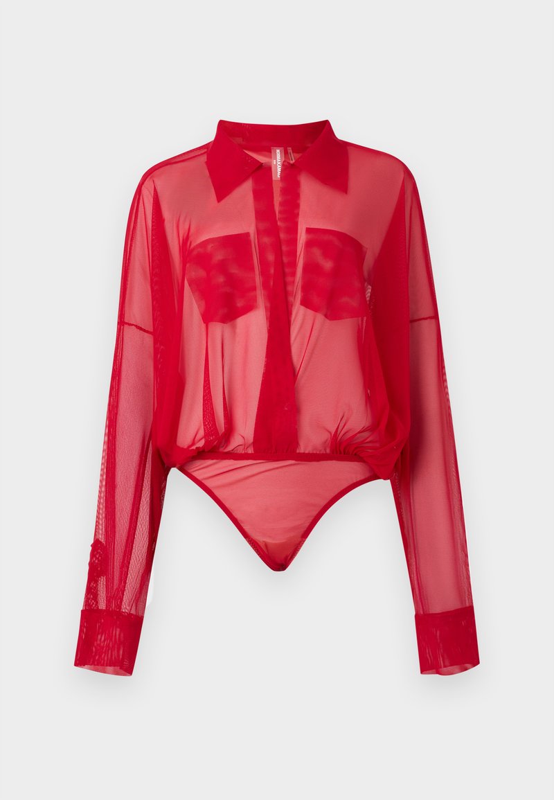 Body rosso trasparente con maniche lunghe, colletto appuntito, scollo a V profondo, due taschini sul petto e fondo elasticizzato che crea una silhouette aderente.