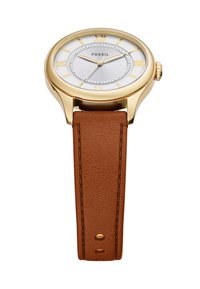 Montre en or avec un cadran argenté et des chiffres romains. Bracelet en cuir brun avec des détails de couture. Boîtier rond et couronne sur le côté.