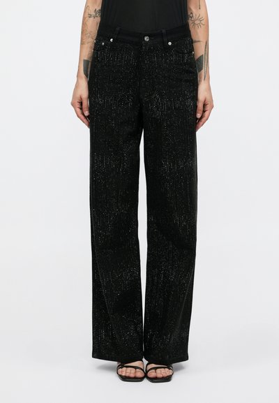 Pantaloni neri a gamba larga realizzati in un tessuto testurizzato e luccicante, con tasche frontali e chiusura con bottone. Vita semiascellante e gambe dritte.