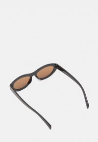 Ochelari de soare negri cu un design elegant și îngust, având lentile maro. Prezintă o textură netedă și brațe rezistente. Fără branding vizibil pe rama acestora.