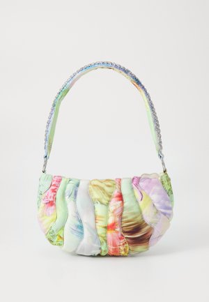 Sac à main en tissu multicolore avec un design froissé, doté d'une bandoulière en chaîne argentée et de diverses teintes pastel dans un motif floral.