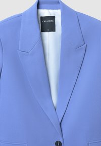 Blazer in lavanda con rever a punta, chiusura a un bottone e tessuto texturizzato. L'etichetta recita "CALLIOPE", taglia S. Interno foderato con una finitura morbida.