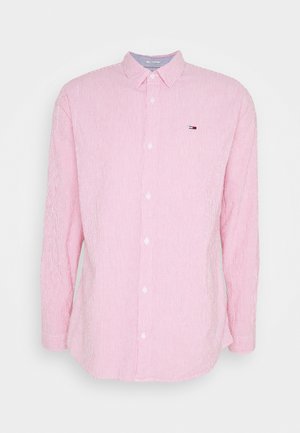 Camisa de manga larga con botones, de rayas verticales finas en rosa y blanco, con cuello y pequeño logo en el pecho a la izquierda.
