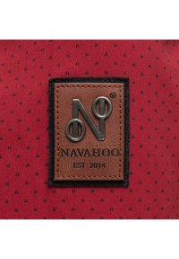 Tela roja con un fino patrón de puntos negros. Presenta un parche rectangular de cuero marrón grabado con el texto "NAVAHOO EST 2014" y el logotipo en plata.