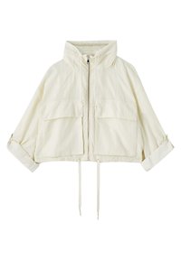 Krótka beżowa kurtka z lekkiego materiału z zamkiem z przodu, dwoma dużymi kieszeniami na piersi oraz regulowanym sznurkiem u dołu.