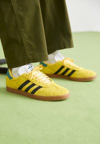GAZELLE REKIVE UNISEX - Zapatillas - spring yellow/core black