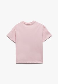 Camiseta de manga corta en algodón de color rosa claro, con cuello redondo y textura suave. La vista trasera muestra un diseño limpio y sencillo.