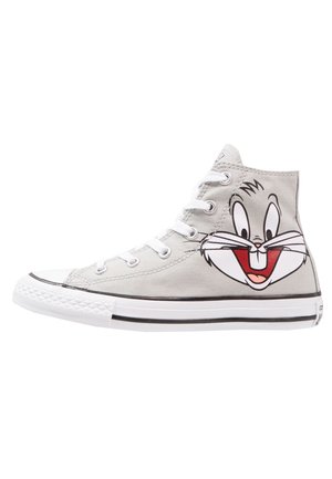 Szary tenis wysokiej cholewce z płótna z białymi sznurowadłami, z dużą kreskówkową twarzą Bugs Bunny na zewnętrznej stronie.