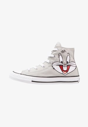 Baskets montantes en toile grise avec des lacets blancs, avec un grand visage cartoon de Bugs Bunny sur le côté extérieur.