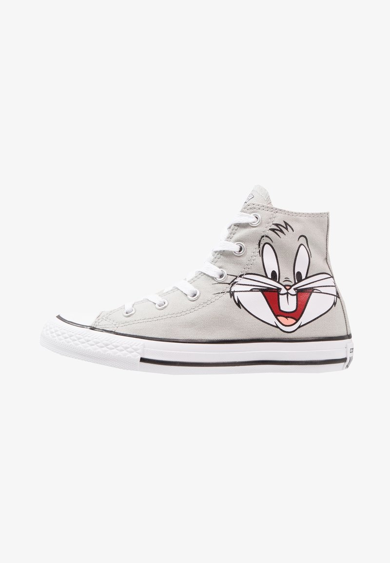 Baskets montantes en toile grise avec des lacets blancs, avec un grand visage cartoon de Bugs Bunny sur le côté extérieur.