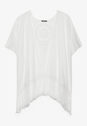 Λευκό ένδυμα με κοντά μανίκια, βαθύ V-λαιμόκομμα, πολύπλοκες λεπτομέρειες από κροσέ στη λαιμόκοψη και φρακωτό στρίφωμα. Κατασκευασμένο από ελαφρύ ύφασμα.