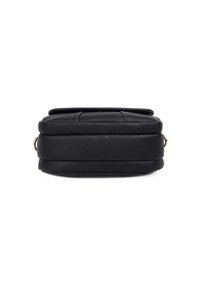 Borsa a tracolla nera in pelle con texture granulosa, forma rettangolare, manico superiore e dettagli in hardware dorato. Design liscio e minimalista.