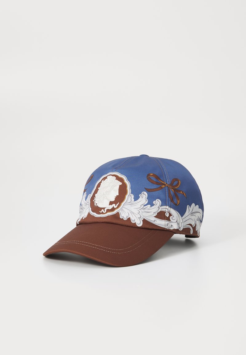 Casquette de baseball avec une couronne en tissu bleu, une visière marron et des motifs décoratifs blancs et marron complexes, avec un design de cameos central.