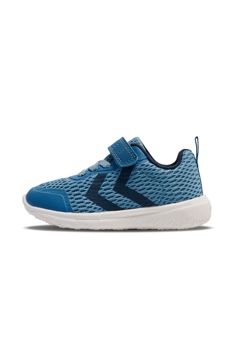 Zapatilla deportiva azul hecha de tela de malla con un patrón texturizado, cuenta con una correa de velcro, suela blanca y acentos azul oscuro.