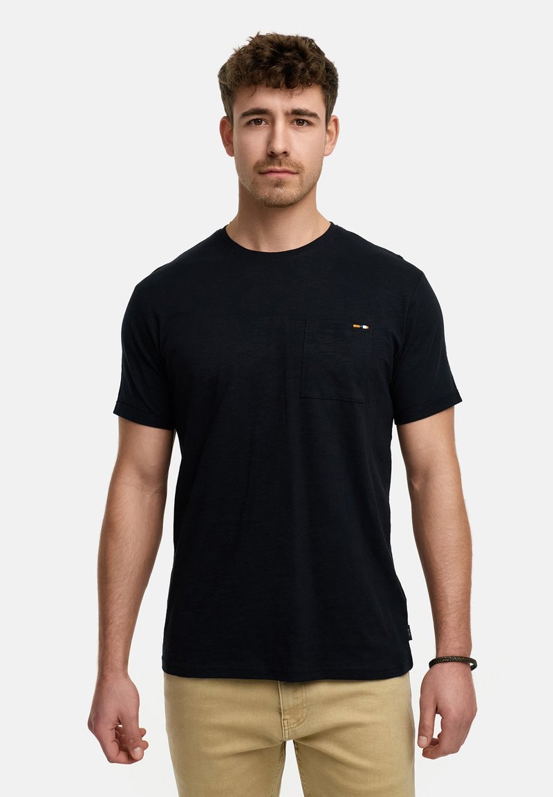 Sort kortærmet t-shirt med rund halsudskæring, der har en venstre brystlomme og små farverige striber. Blød stoffet.