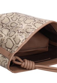 Borsa beige con stampa effetto pelle di serpente e finitura liscia, caratterizzata da una texture morbida e una tasca interna con cerniera. Decorata con una tracolla annodata.