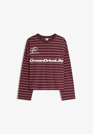 Dlouhý rukáv bordó trička s růžovými horizontálními pruhy. Na tričku je logo "OceanDriveLife" bílé barvy a menší nápis "COASTAL ROUTE" nahoře.