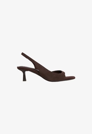 Bruine suède slingback hakken met een peep-toe ontwerp, voorzien van een lage gebogen hak en een zachte textuur overal.