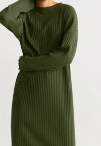 Grünes Strickkleid mit gerippter Textur, langen Ärmeln und rundem Ausschnitt. Hat eine lockere Passform und endet knapp über den Knöcheln.