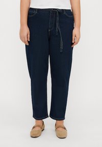 Pantaloni din denim ușor, de culoare albastru închis, cu o croială lejeră, având talie cu șnur și croială dreaptă. Finalizați cu detalii de cusături subtile.
