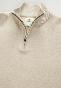 Beige gebreide trui met een geribbelde hoge kraag en een halve rits met een leren trekband, voorzien van een NEXT-label aan de binnenkant van de kraag.