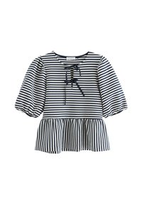 Marineblå og hvidstribet top med lange puffede ærmer, peplumkant og to marineblå bånd ved rund hals.
