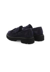 Dunkelviolette Wildlederschuhe mit einer klobigen schwarzen Gummisohle, ausgestattet mit einem Quasten-Detail und einem lässigen Schlupfdesign.