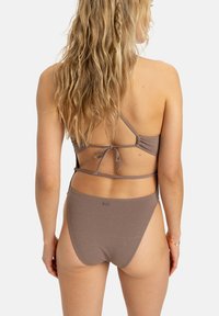 Bruin gemarmerde bikini set met verstelbare strikbanden en een hooggetailleerde onderkant. Opmerkelijke logotag op de achterkant van de onderkant.