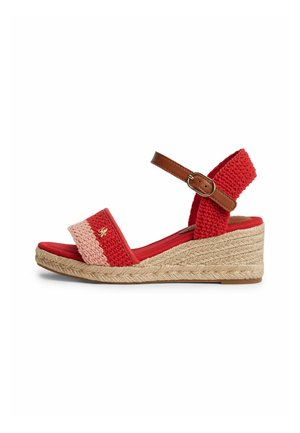 Rød og pink vævet kile-sandal med tan ankelrem og flettet jutesål, sidevisning på hvid baggrund.