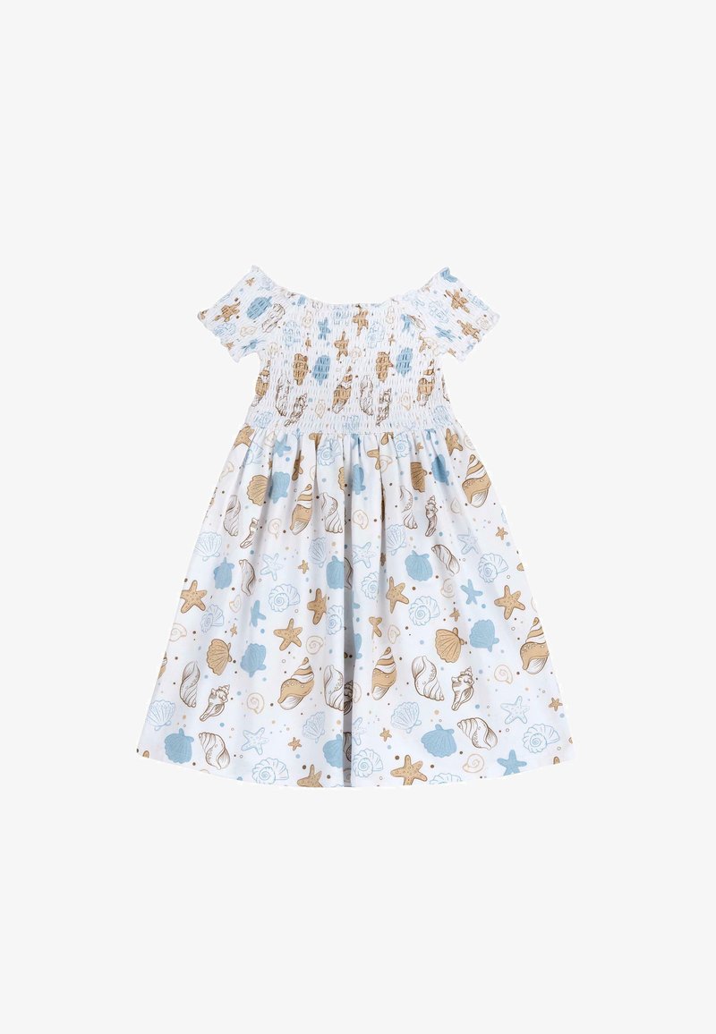 Robe décolletée épaules nues avec un corsage smocké et une jupe évasée, fabriquée en tissu léger avec un imprimé marin en bleu et beige.