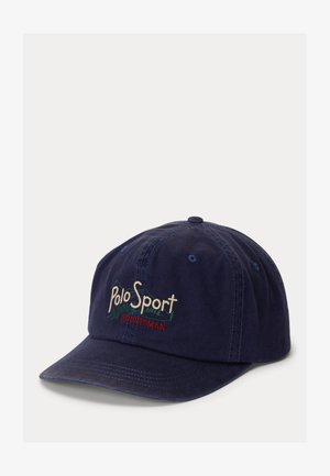 Gorra de béisbol azul marino con la inscripción "Polo Sport Sportsman" bordada en el frente y un diseño de montaña verde detrás del texto.