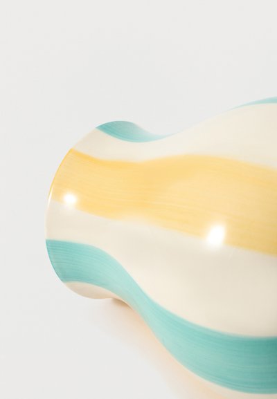 Καμπυλωτό ξύλινο αντικείμενο με ομαλή επιφάνεια που διαθέτει οριζόντιες ρίγες σε τιρκουάζ, εκρού και κίτρινο χρώμα σε λευκό φόντο.