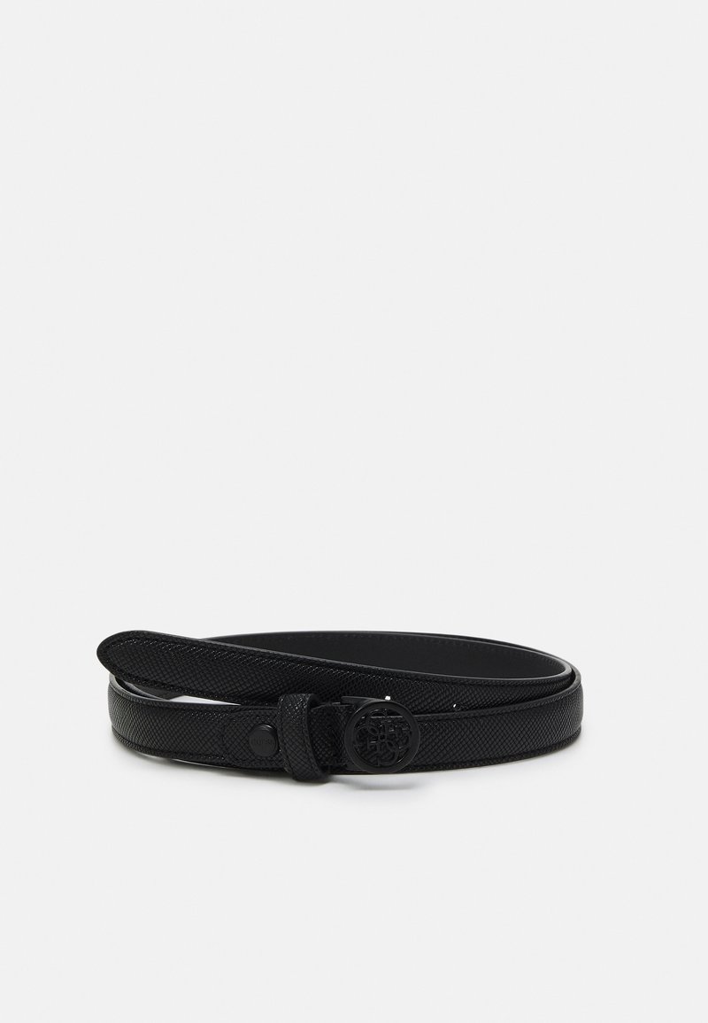 Ceinture fine en cuir noir avec motif texturé et boucle ronde noire avec un logo embossé subtil, enroulée sur fond blanc.