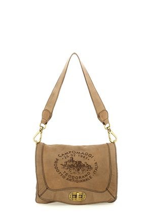 Borsa a tracolla in pelle marrone chiaro con tracolla larga, fibbia dorata e testo circolare con marchio e illustrazione sulla patta anteriore.