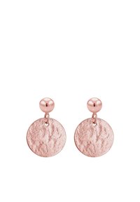Orecchini in oro rosa con un pendente circolare caratterizzato da una superficie testurizzata che pende da un bottone sferico liscio. Il design è semplice ed elegante.