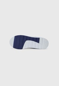 Vârf de pantof alb cu o talpă texturată, cu fante; prezintă accente bleumarin și un logo subtil al mărcii embosat pe lateral.