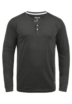Langärmliges graues Henley-Shirt aus weichem Stoff, mit rundem Halsausschnitt, drei Knöpfen und einem kleinen Logoetikett am Saum.