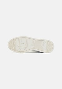 Puma GAME UNISEX - Joggesko - warm white/white/team regal red/gold