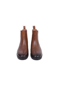 Brązowe skórzane botki za kostkę o gładkiej fakturze, z okrągłymi noskami i czarnymi podeszwami. Wyposażone w czerwone uchwyty z ozdobnym przeszyciem.