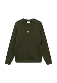 Olivgrüner Pullover mit rundem Ausschnitt, gerippten Bündchen und Saum. Auf der Vorderseite befindet sich eine kleine goldene "II"-Stickerei. Weicher Stoff.