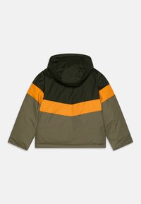Jachetă căptușită cu glugă, prezentând un design în dungi de culoare verde oliv și portocalie, cu o textură mată și o croială lejeră.