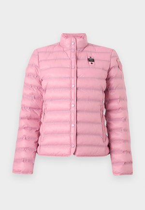 Chaqueta acolchada color rosa claro con cierre de botones a presión, cuello alto, bolsillos laterales y dos pequeños parches negros y rosas en el pecho y la manga.