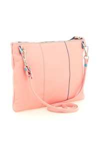 Borsa a tracolla in pelle rosa pallido con una tracolla rimovibile, ganci in argento e chiusura superiore a zip su uno sfondo bianco.