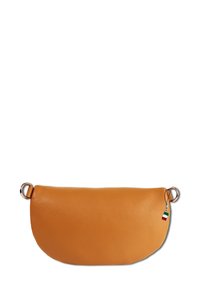 Leren clutch in oranje met een gladde, gestructureerde afwerking. Voorzien van zilveren hardware en een klein Italiaans vlaggetje. Horizontale halve maanvorm.