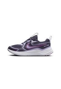 Baskets de course Nike noires et violettes pour homme avec semelle blanche, tige en mesh et languettes sur le talon et la languette, présentées de profil.